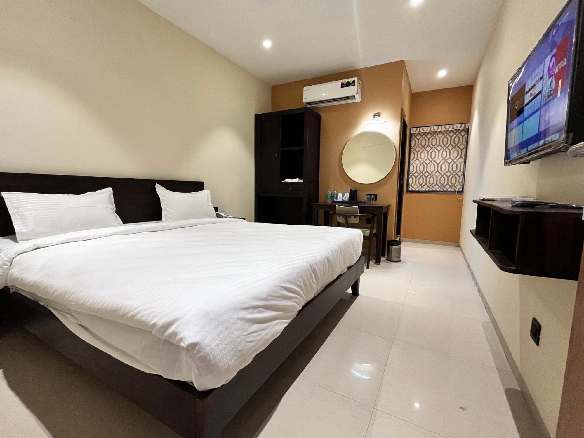 Hotel Avenue Plaza Mundra Экстерьер фото